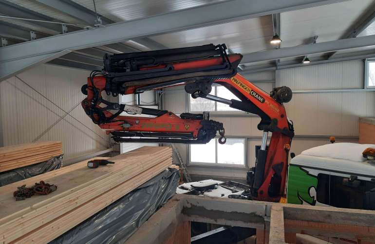 Massivholzdecke in der Halle verlegen